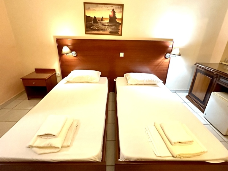 hotel-afroditi-dvokrevetna-soba