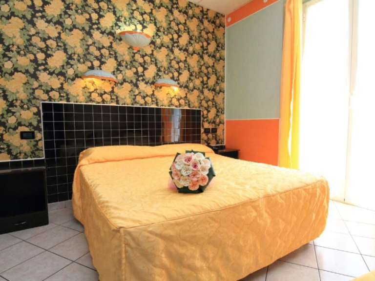 hotel_esperia_bracni_krevet_sanremo_leto_felix_travel