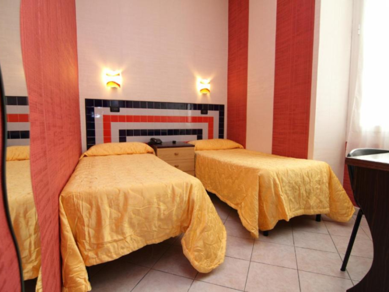 hotel_esperia_spavaca_soba_sanremo_leto_felix_travel